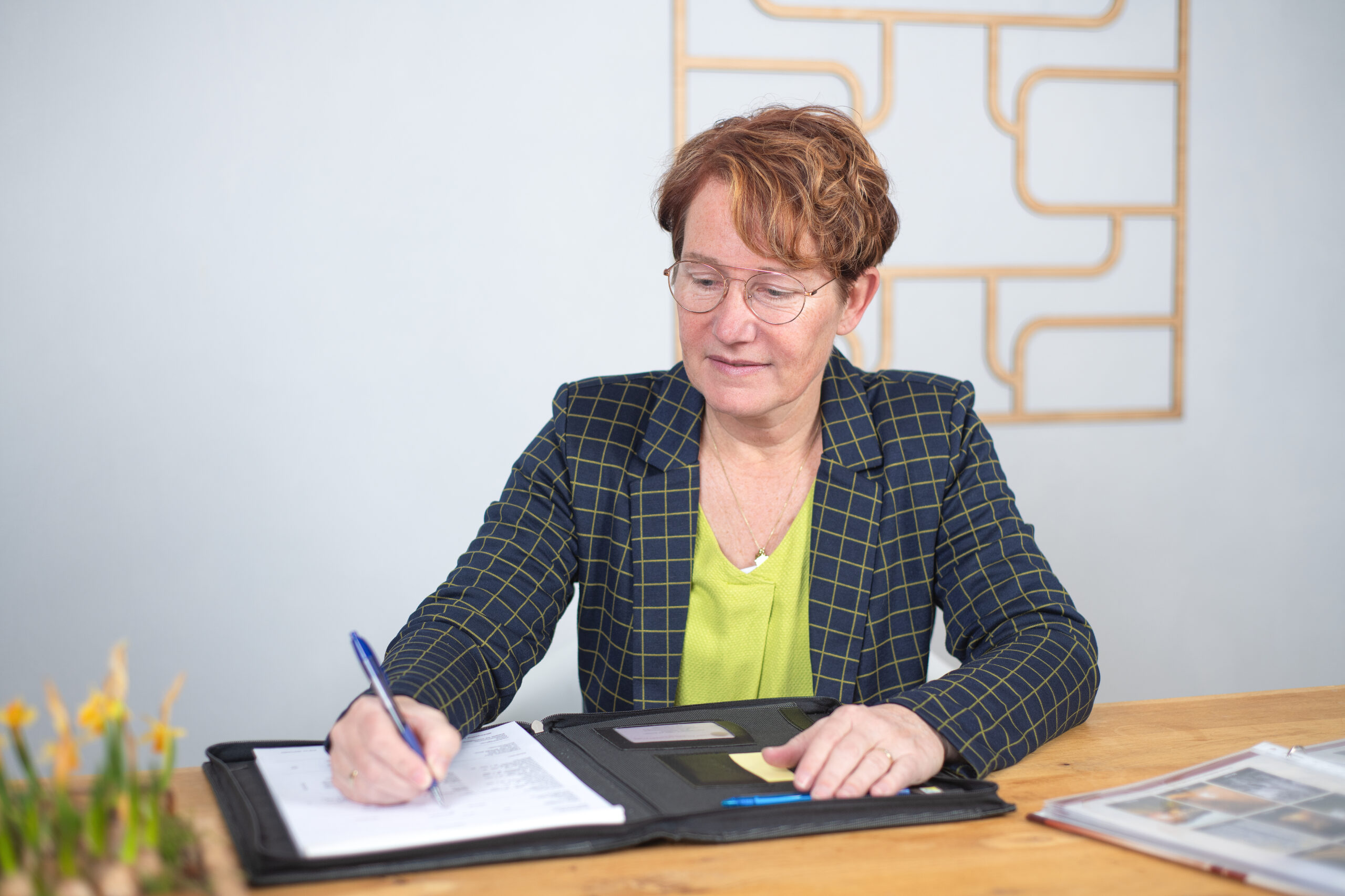 Afbeelding invullen registratieformulier overleden persoon door uitvaartbegeleider Hart en Ziel