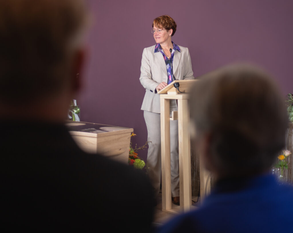 Uitvaartbegeleider Miranda Veenstra sprekend op een uitvaart