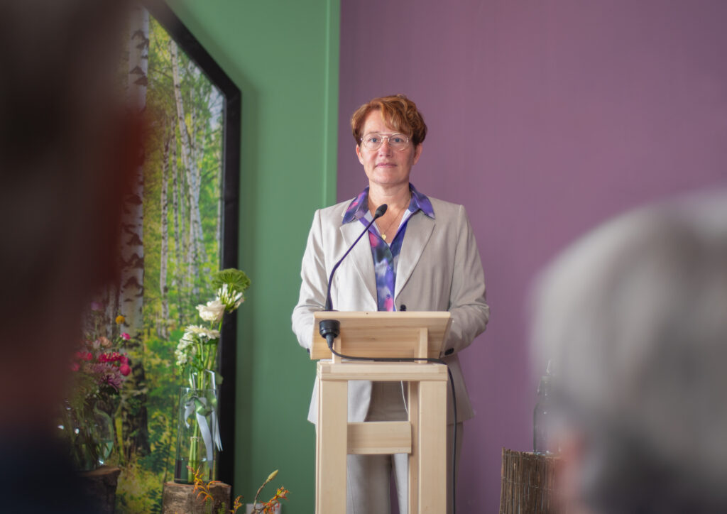 Uitvaartbegeleider Miranda Veenstra sprekend op een uitvaart